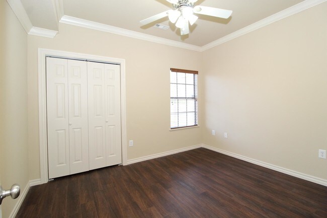 Building Photo - 2556 E Turtle Creek Dr