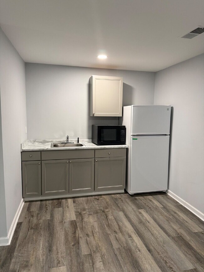 Building Photo - "Charming Studio Retreat in Nashville – Cozy 400 Sq Ft with Full Bath!"