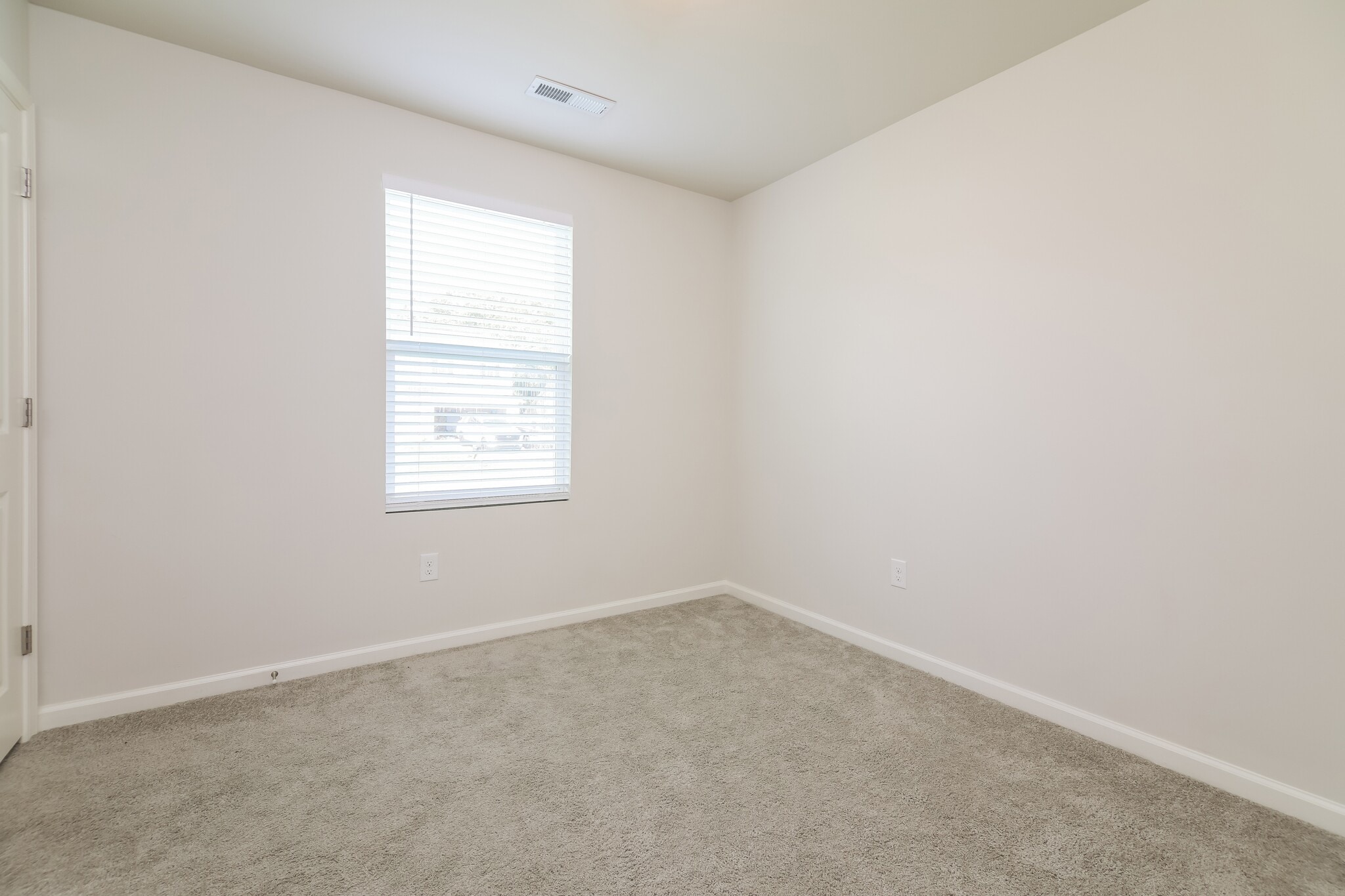 Building Photo - 2150 Bayview Dr SW