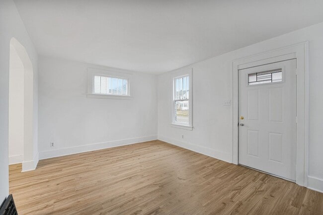 Building Photo - NEW UPDATED 2 BEDROOM HOME!