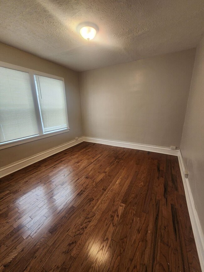 Building Photo - Two Bedroom in the heart of Old Brooklyn