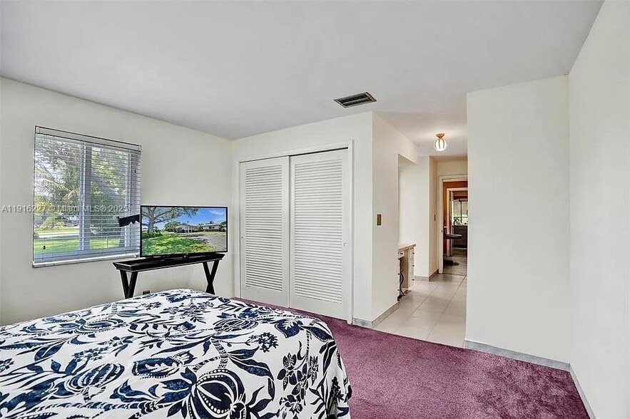 Building Photo - 2761 NE 12th St