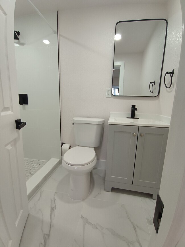 Building Photo - 15459 Hayes Ln