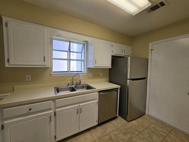 Building Photo - 148 Meadowbrook Ct