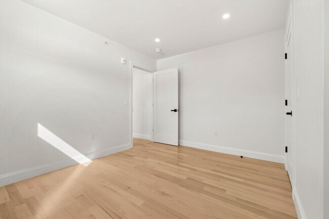 Building Photo - 55 Dustin St