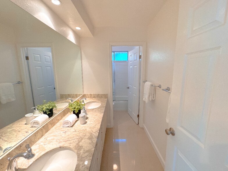 Building Photo - 115 Thatcher Ln