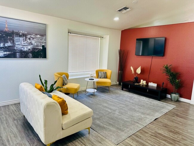 Building Photo - 2745 E Hartford Ave