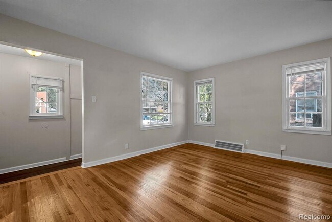 Building Photo - 1109 Shadowlawn St