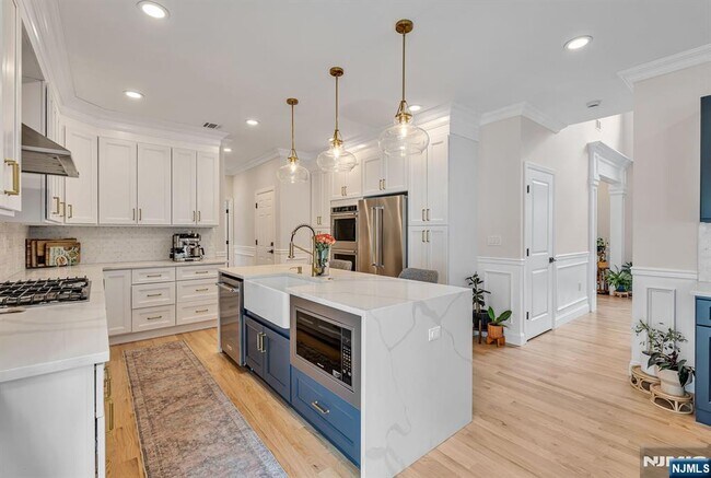 Building Photo - 765 6th Ave