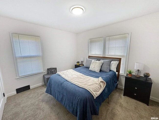 Building Photo - 3 bedroom Rental in Rock Island