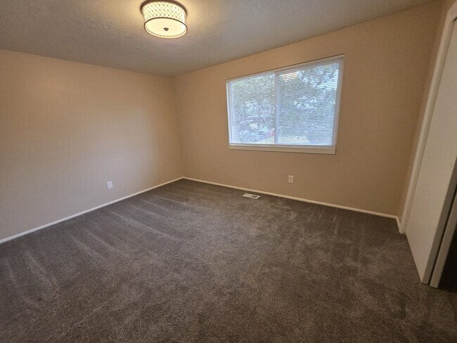 Building Photo - 360 Belaire Cir
