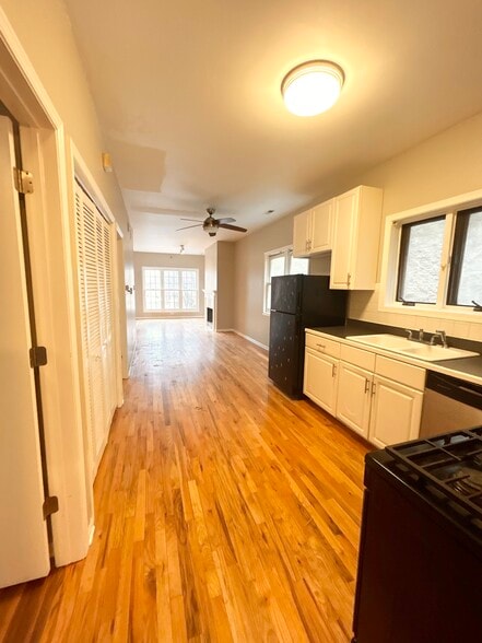 Building Photo - 842 N Wood St