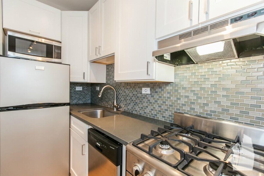 Building Photo - 541 W Belmont Ave