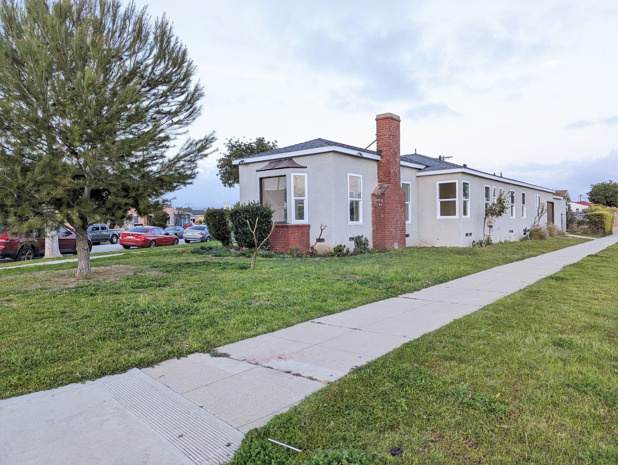 Building Photo - 1835 W Colegrove Ave