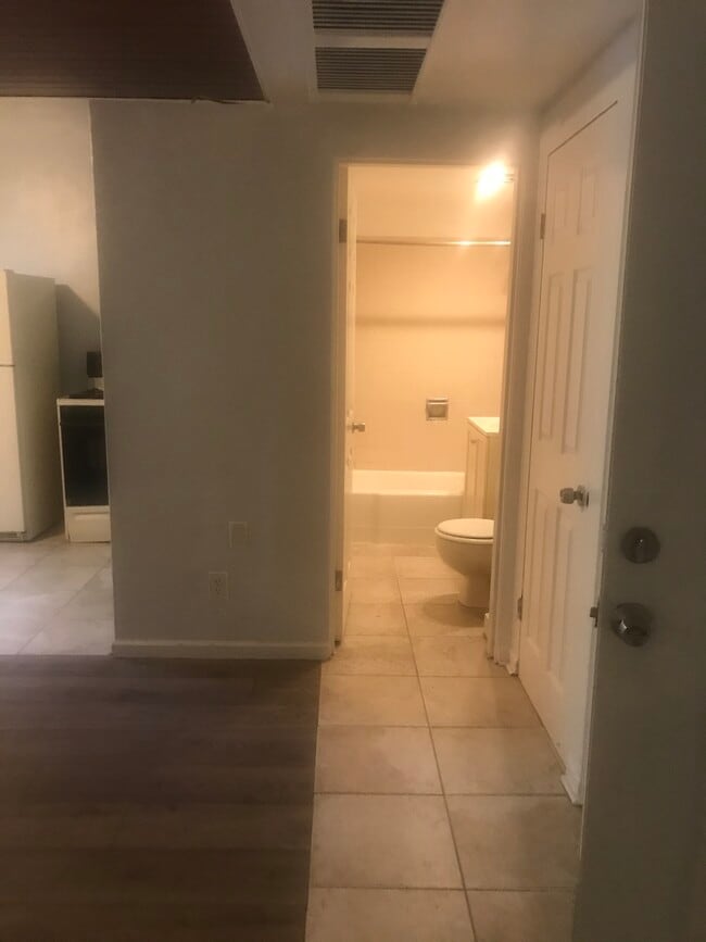 Building Photo - 200 E Algonquin Rd