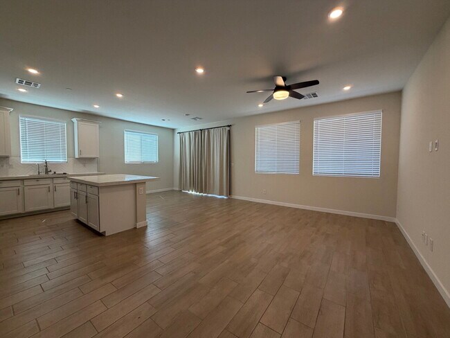 Building Photo - GORGEOUS 4 BED 3 BATH 2 CAR GARAGE SINGLE FAMILY HOME W/ LOFT, VAULTED ENTRYWAY, BACKYARD, AND BE...