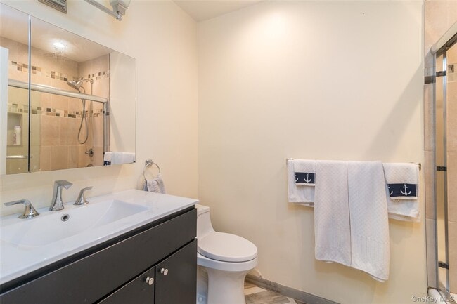 Building Photo - 327 N Greeley Ave