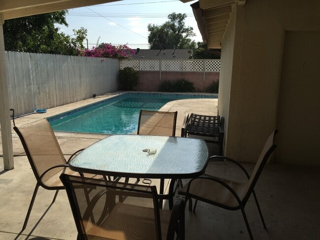 Building Photo - 936 E Collins Ave