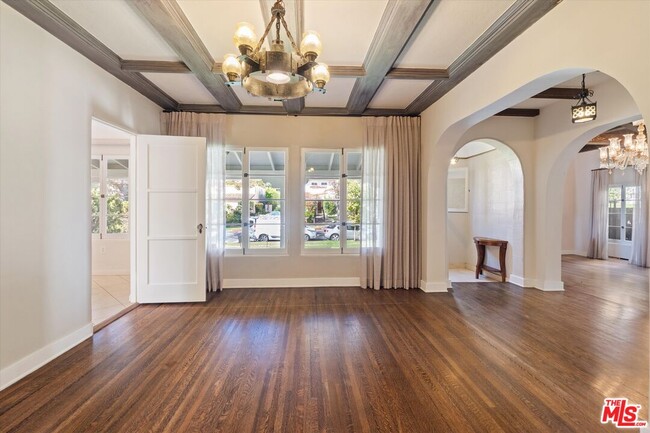 Building Photo - 208 S Rodeo Dr