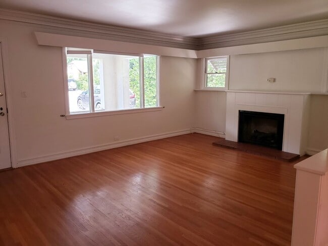 Building Photo - 1710 Oakwood St