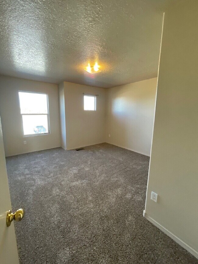 Building Photo - Two story 3 bedroom!