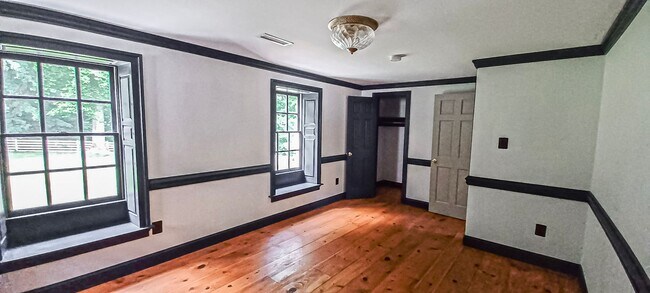 Building Photo - Oversized 4 Bedroom 3.5 Bathroom Home Situ...