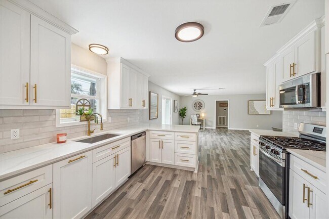Building Photo - 14022 Roundstone Ln