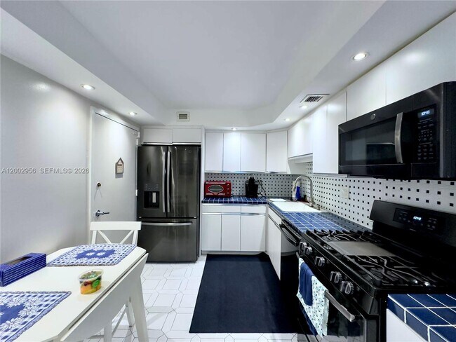 Building Photo - 2030 S Ocean Dr