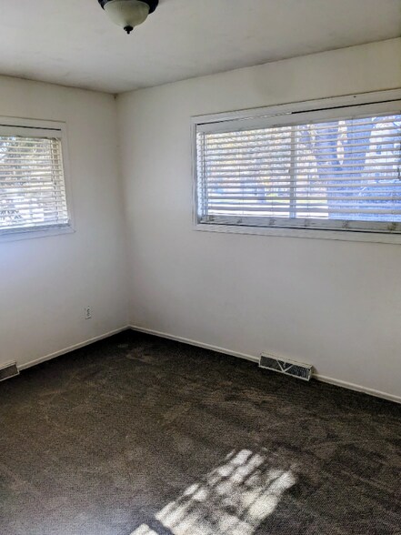 Building Photo - 1040 Ponderosa Dr