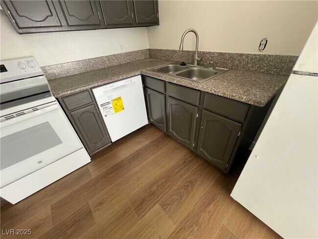 Building Photo - 5187 Greene Ln