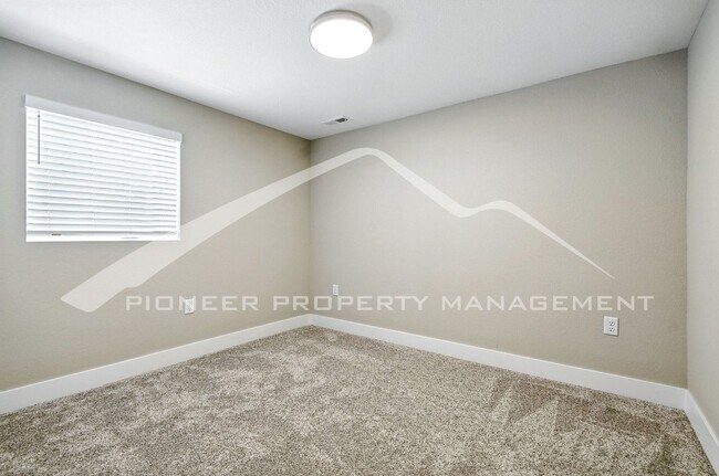 Building Photo - Spacious Home with Washer/Dryer and Centra...