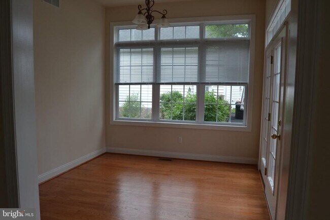 Building Photo - 806 Wren Ln