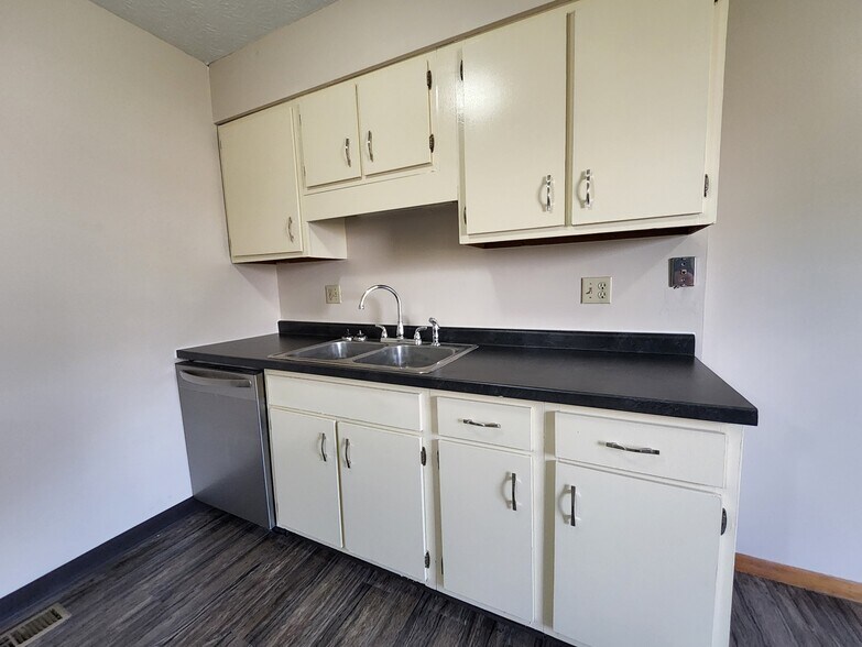 Primary Photo - 220 Heritage Cir