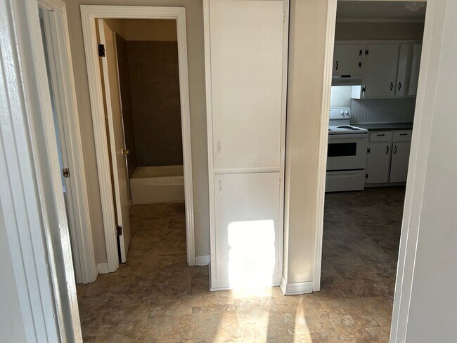 Building Photo - Rollins Dr 106/108 (duplex)