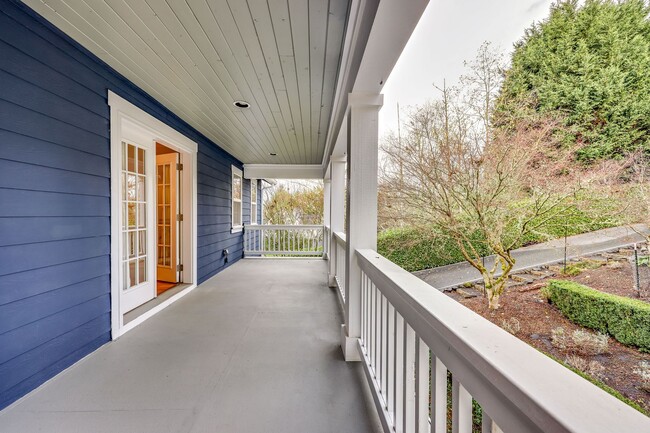 Building Photo - Beautiful Spacious Bainbridge Home