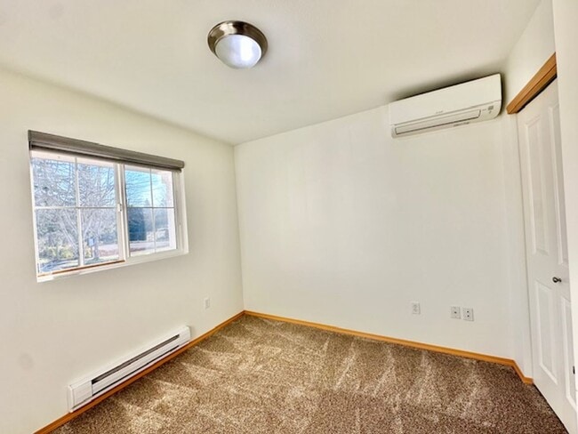 Building Photo - 2 bedroom 2 bathroom Townhouse with Garage