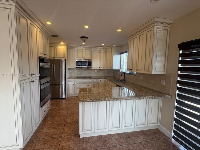 Building Photo - 819 E 26th St