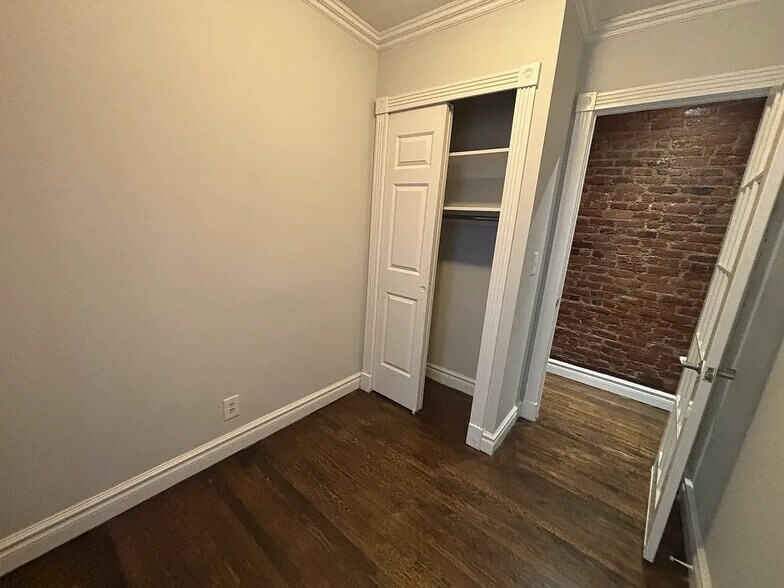 Building Photo - 410 E 13th St