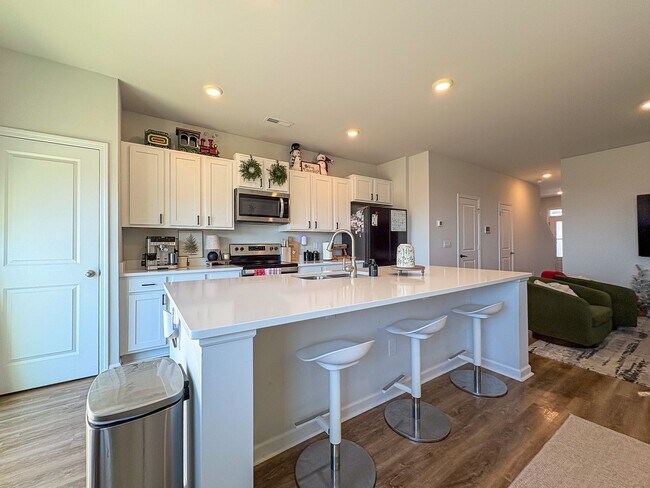 Building Photo - B6760 ( tenant break lease 5/12/26)