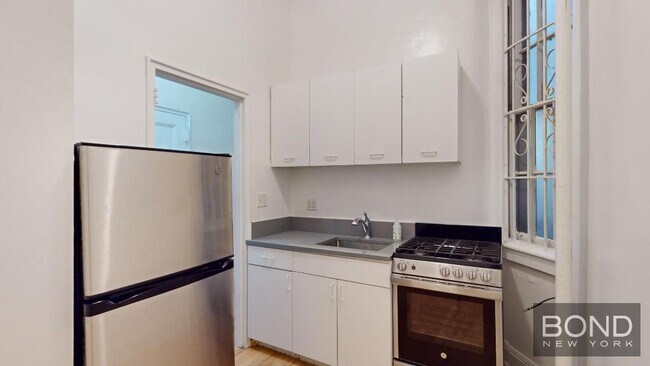 Building Photo - 123 E 82nd St