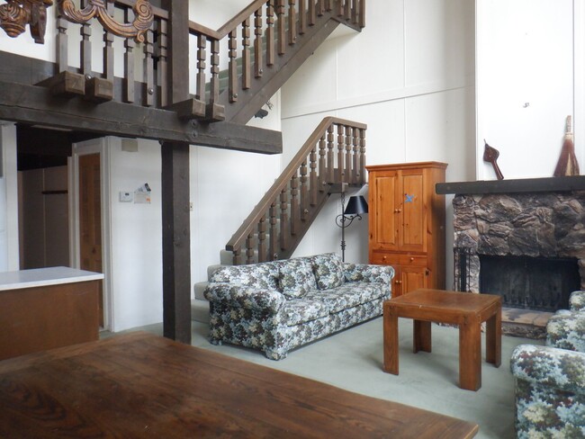 Building Photo - 3 Bedroom, dog upon approval!
