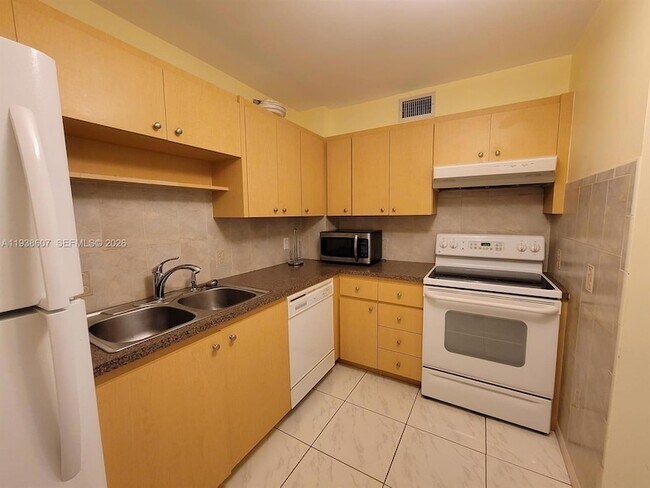 Building Photo - 401 Golden Isles Dr