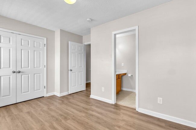 Building Photo - 2 Bed 2.5 Bath Townhome