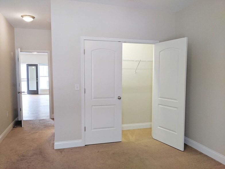 Building Photo - Sixth &amp; Washington