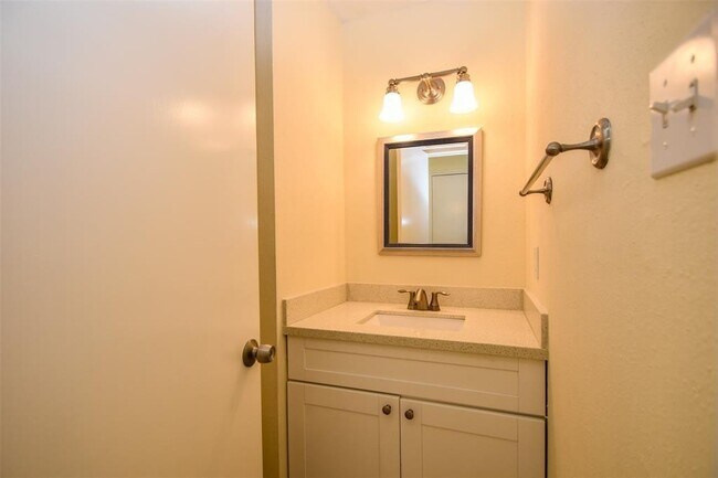 Building Photo - 2110 Whiteback Dr
