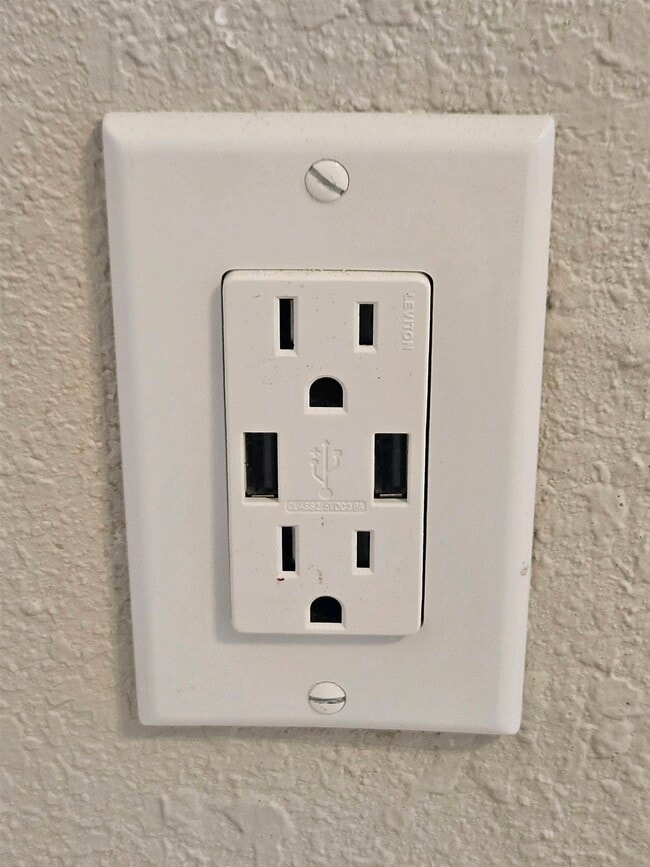 Building Photo - 703 W Veterans Dr