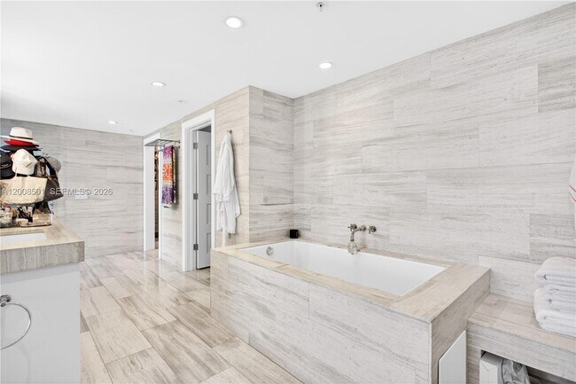 Building Photo - 1900 Sunset Harbour Dr