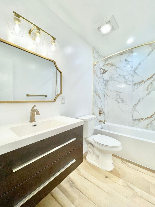 Building Photo - Renovated 4 Bedroom 3 Bathroom