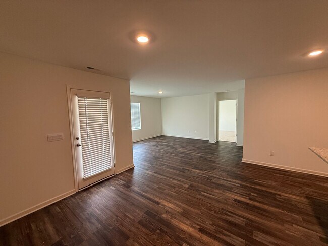 Building Photo - Caffee sub-division, very close to Mercedes plant, one level 4 Bedroom/2 Bath 1774 sqft