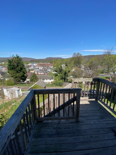 Building Photo - 423 E Main St